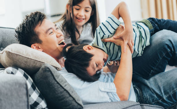 familia divirtiéndose - family with two children father clothing smiling fotografías e imágenes de stock