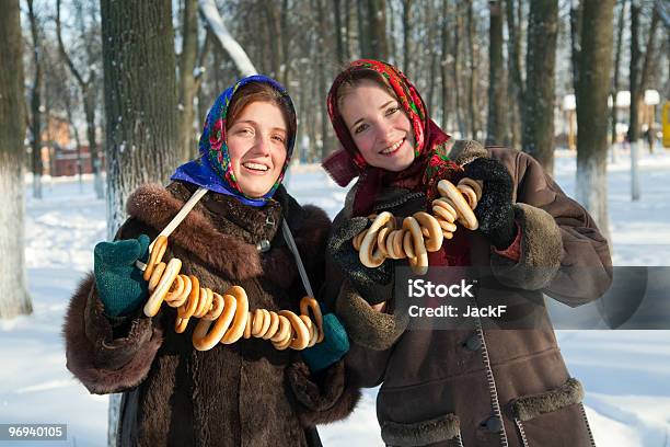 Foto de Duas Garotas Em Roupas Tradicionais Russos e mais fotos de stock de Adolescente - Adolescente, Adolescentes Meninas, Adulto