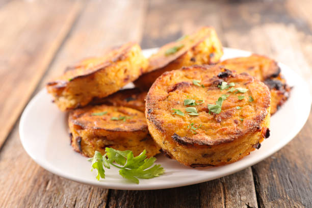 portion de polenta au four - serving size weight scale scale food photos et images de collection