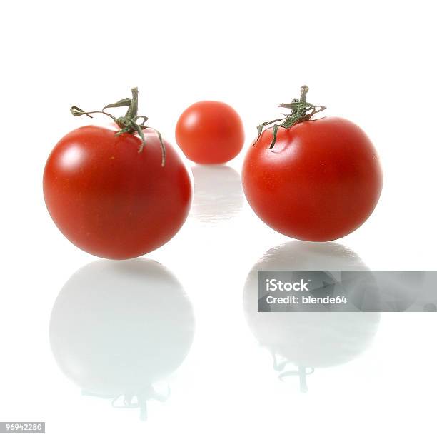 Drei Cherry Tomatos Stockfoto und mehr Bilder von Drei Gegenstände - Drei Gegenstände, Farbbild, Fotografie