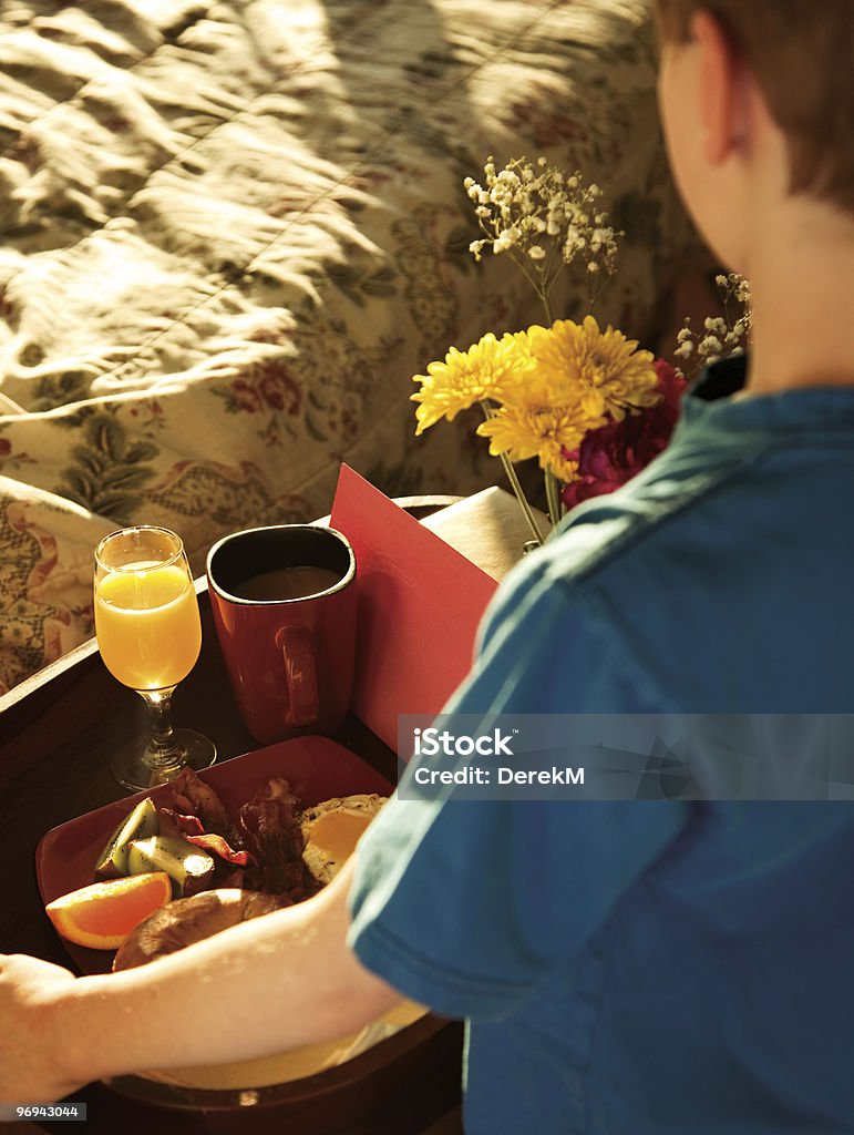 Petit déjeuner au lit - Photo de Mère libre de droits