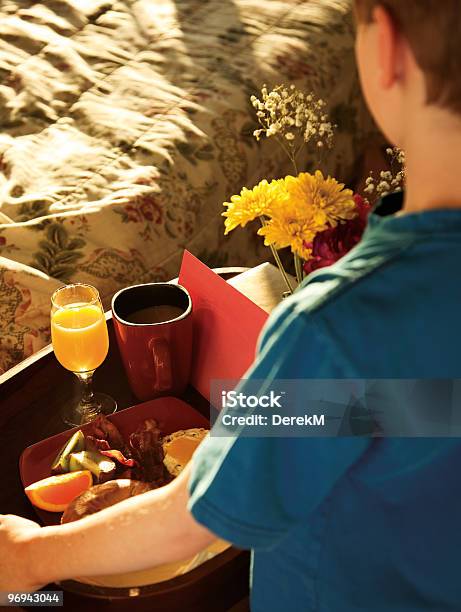 Photo libre de droit de Petit Déjeuner Au Lit banque d'images et plus d'images libres de droit de Mère - Mère, Plateau - Ustensile, Café - Boisson