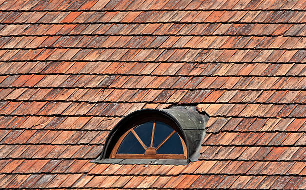 tetto rosso e windows - home addition roof tile building activity wood foto e immagini stock