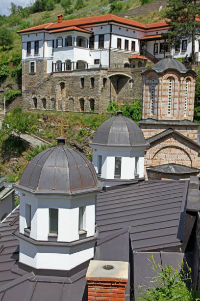 Osogovo monastery views. edificios medievales en el monasterio saint joachim de osogovo, kriva palanka, república de macedonia. parte del monasterio ortodoxo de osogovo de st joachim. complejo con la parte de hotel turístico de monasterio. cúpulas de la iglesia.