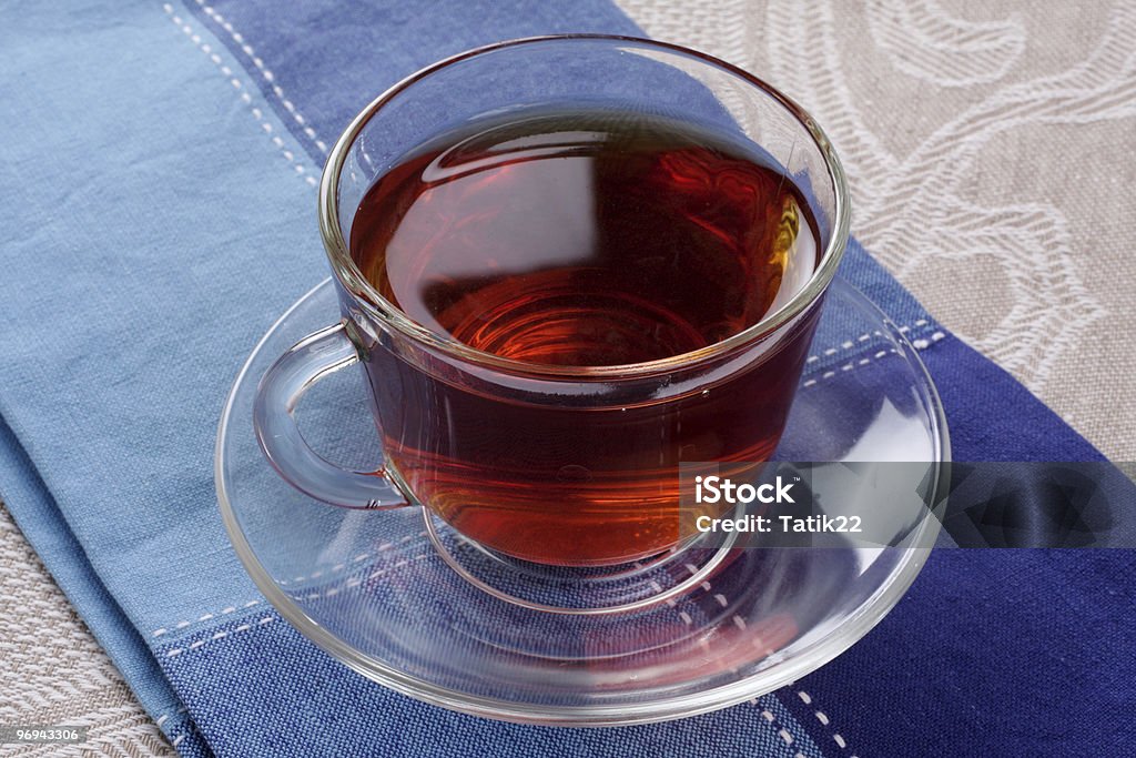 Tasse de thé chaud sur une serviette BLEUE FONCÉE - Photo de Aliment libre de droits