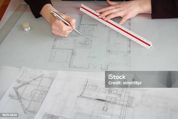 Architekten Arbeiten Auf Eine Technische Zeichnung Stockfoto und mehr Bilder von Papier - Papier, Bleistift, Arbeiten