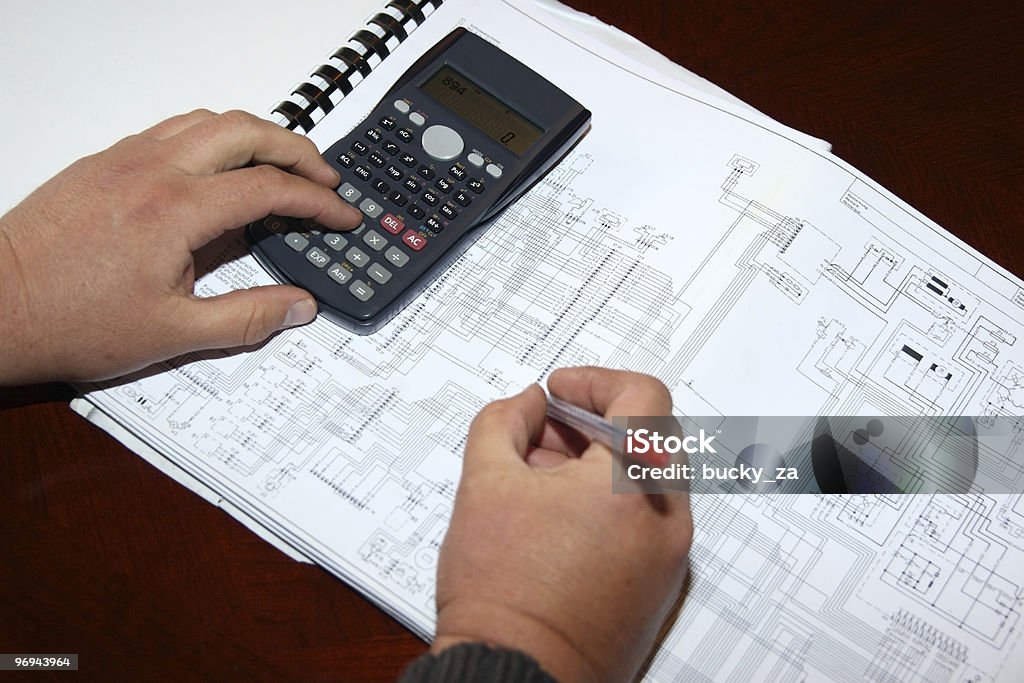 Engenheiro eletrônico ou aluno trabalhando em um desenho elétrica - Foto de stock de Calculadora royalty-free