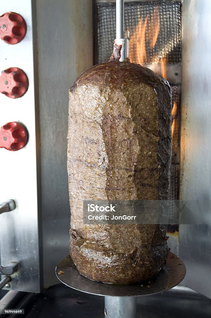 Gyro cuisine grecque de la viande d'agneau avec flammes - Photo de Acier inoxydable libre de droits