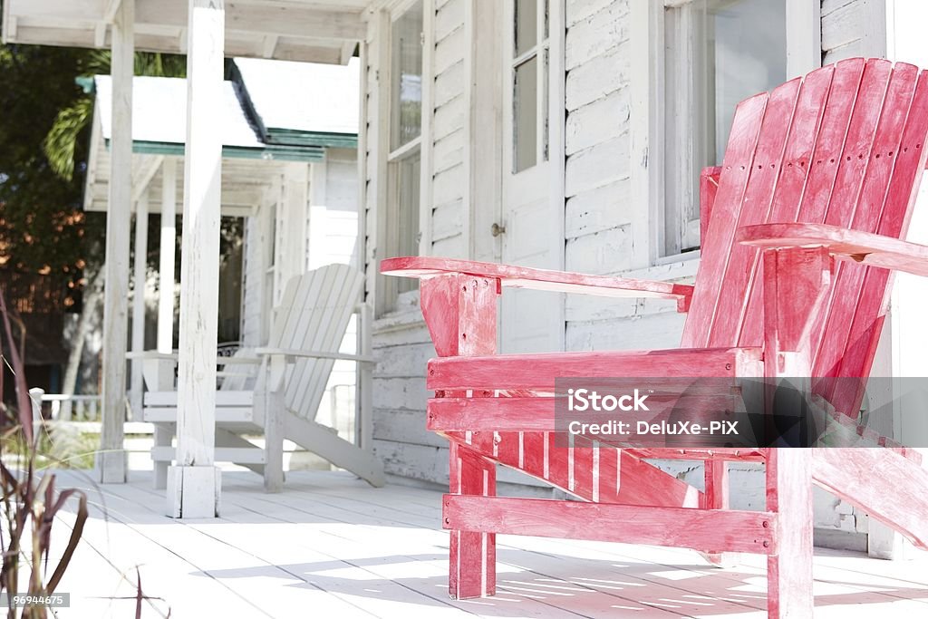 Белый и розовый beachchair перед beachhouse - Стоковые фото Архитектура роялти-фри