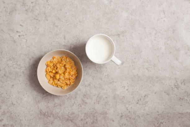 getreide und milch auf dem steinernen tisch - cereal bar stock-fotos und bilder