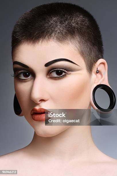 Makeup Stockfoto und mehr Bilder von Piercing - Piercing, Attraktive Frau, Augenbraue