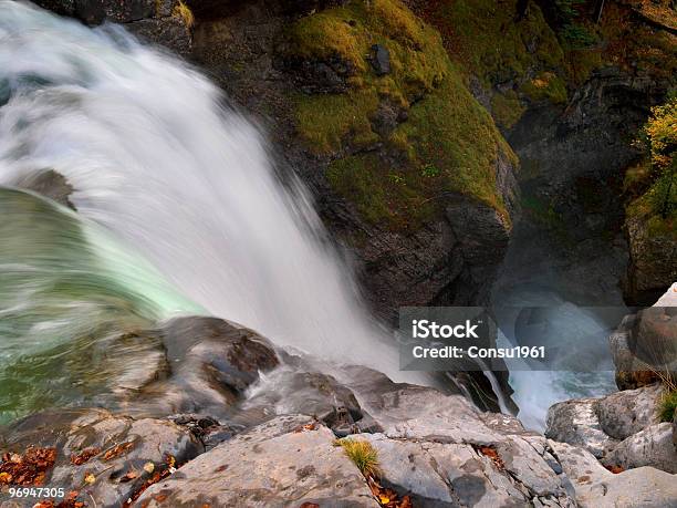 Estrecho De Las Cascadas Foto de stock y más banco de imágenes de Agua - Agua, Aire libre, Catarata