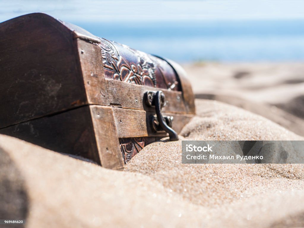 dicht verschlossenen Truhe in den Sand am Strand - Lizenzfrei Schatzkiste Stock-Foto