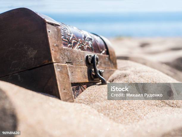 Dicht Verschlossenen Truhe In Den Sand Am Strand Stockfoto und mehr Bilder von Schatzkiste - Schatzkiste, Begraben, Entdeckung