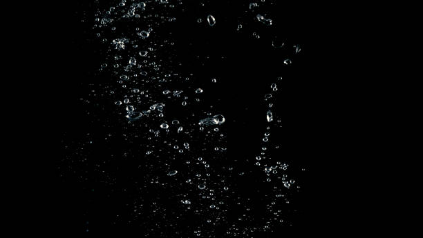 le bolle di spruzzatura di liquido d'acqua soda cadono su sfondo nero - black drop water waterdrop foto e immagini stock