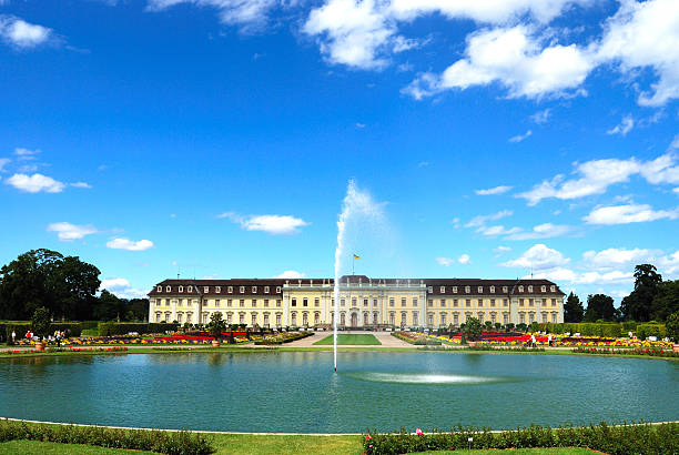 brunnen und teich vor dem königlichen palast - ludwigsburg stock-fotos und bilder