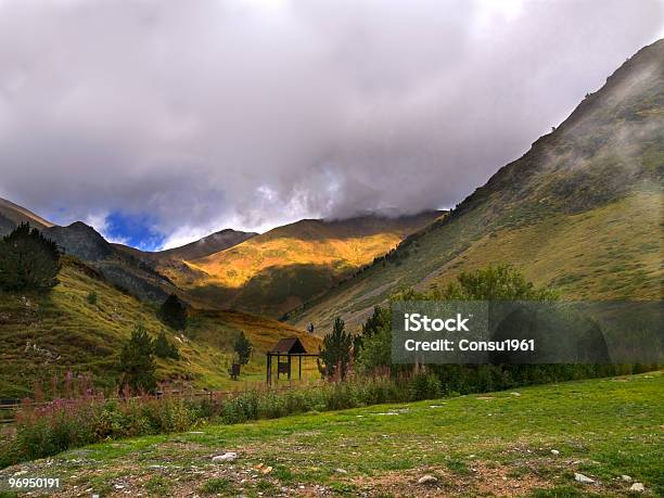 Valle De Nuria Foto de stock y más banco de imágenes de Aire libre - Aire libre, Arbusto, Cadena de montañas