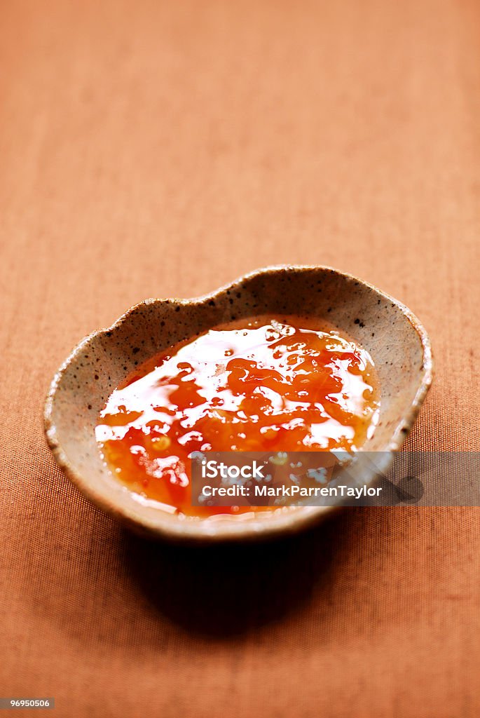 Molho tailandês picante doce, feitos à mão em um prato de Louça de Barro - Foto de stock de Comida e bebida royalty-free