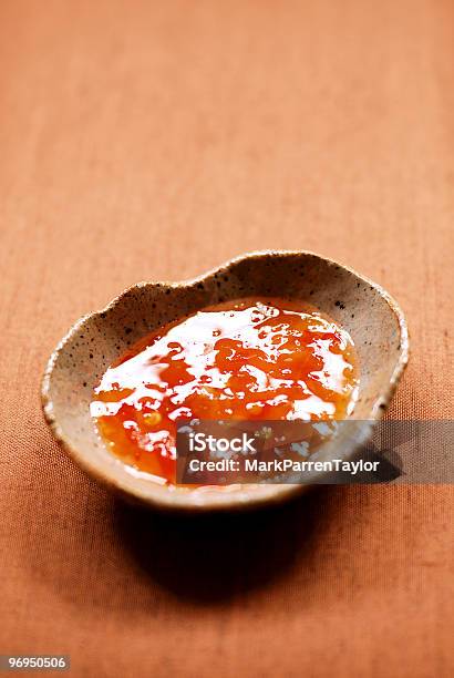 Thai Sweet Molho De Chili Em À Mão Louça De Barro De - Fotografias de stock e mais imagens de Comida e Bebida