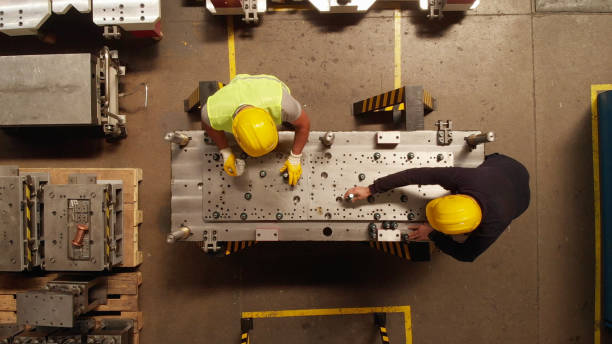 manuel trabajador en una línea de producción de una pieza de la máquina - occupation machine part working safety fotografías e imágenes de stock