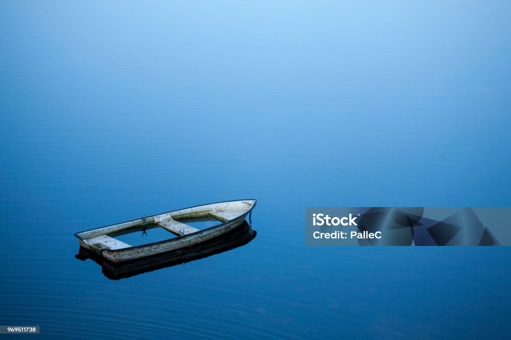 chaloupe coulé dans le lac - Photo de S'enfoncer libre de droits