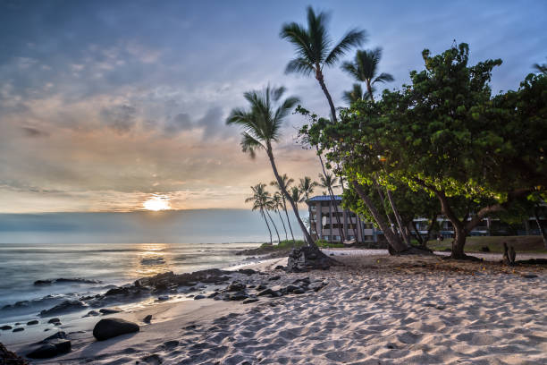 istock Sunset at Honls Beach in Big Island 969514616