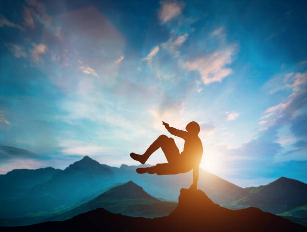 homme sautant par-dessus les rochers en parkour action dans les montagnes. - parkour photos et images de collection