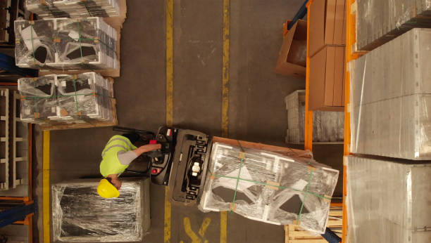 diretamente acima a vista de uma empilhadeira em um armazém de uma fábrica - distribution warehouse forklift freight transportation pallet - fotografias e filmes do acervo