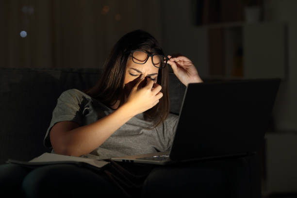 cansado mujer sufren vista cansada en la noche - visual screen fotografías e imágenes de stock
