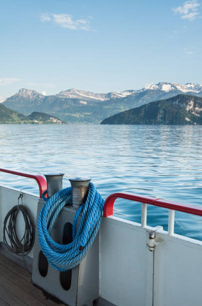 corde enroulée sur un bateau - moored passenger ship rope lake photos et images de collection