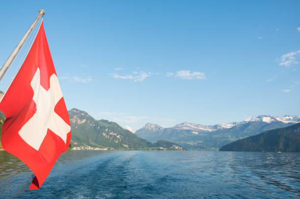 보트의 뒷�면에 스위스 깃발 - cruise ship swiss flag cruise europe 뉴스 사진 이미지