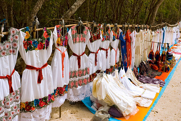 mão colorido feito de vestuário, ar livre maia mercado - mexico dress market clothing imagens e fotografias de stock