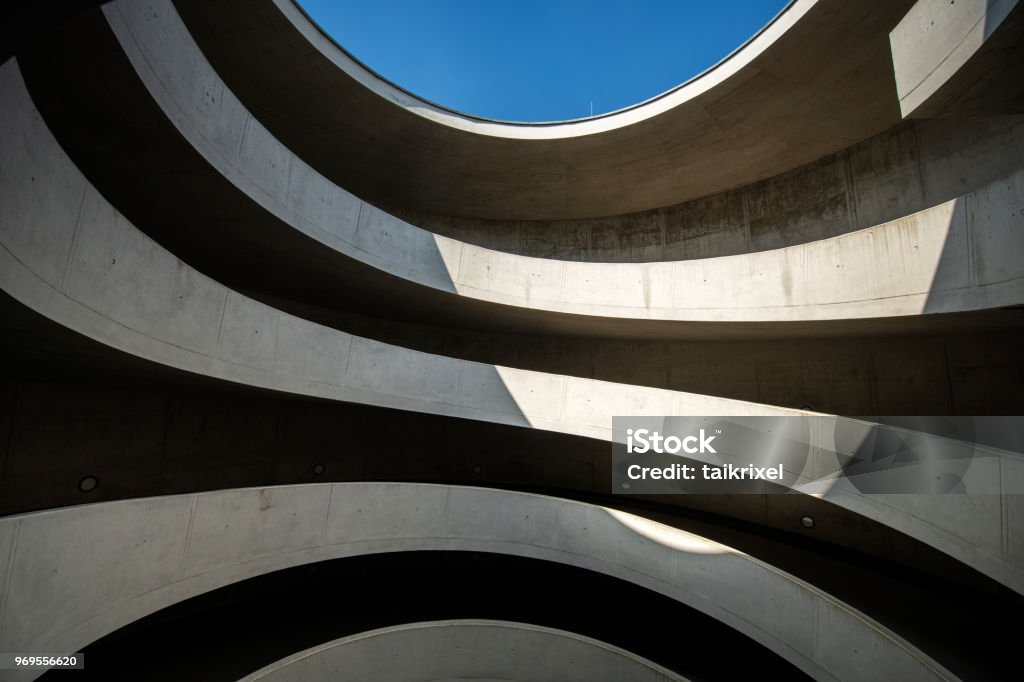 Allée moderne dans un garage de stationnement, Allemagne - Photo de Architecture libre de droits