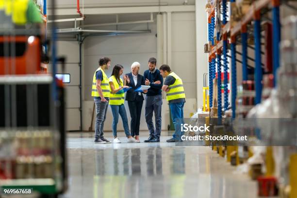 Incontro Al Magazzino - Fotografie stock e altre immagini di Deposito - Deposito, Fabbrica, Occupazione