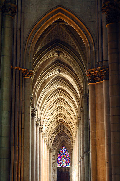 (champán reims, francia)-interior de catedral - catedral de reims fotografías e imágenes de stock