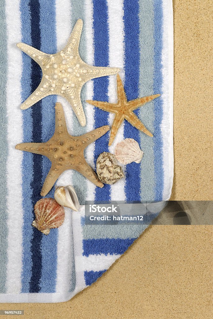 Seashore sfondo con stelle marine e asciugamano - Foto stock royalty-free di Asciugamano