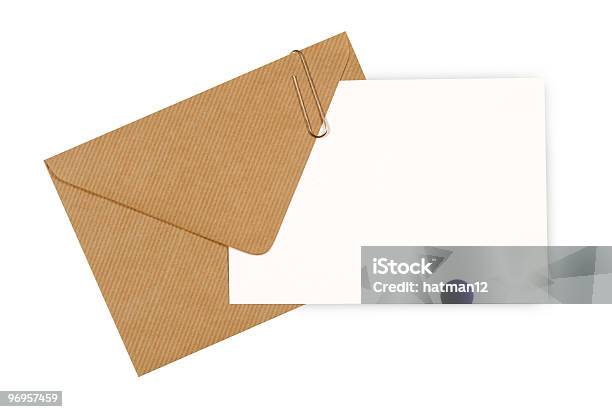 Blank Message Card With Brown Конверт — стоковые фотографии и другие картинки Конверт - Конверт, Коричневатая обёрточная бумага, Конверт из обёрточной бумаги