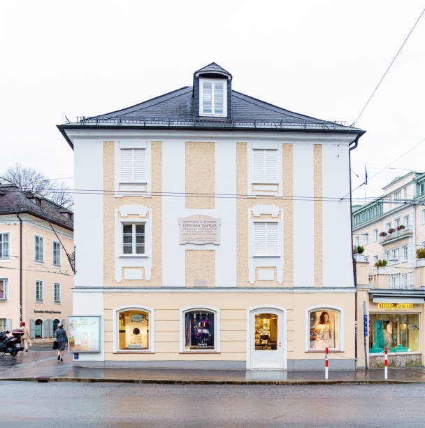 la casa di christian doppler, salisburgo, austria - doppler effect foto e immagini stock