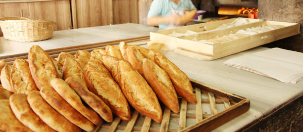 pane al forno in forno - cooked in a row traditional culture indoors foto e immagini stock