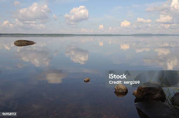 Der Himmel Spiegelt Sich In Flachen Wasser Stockfoto und mehr Bilder von Altwasser - Wasser - Altwasser - Wasser, Blau, Cumulus