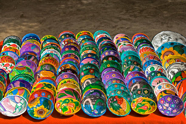 색상화 handpainted 그릇 판매, 마야 시장 멕시코 - bowl dishware earthenware hand colored 뉴스 사진 이미지
