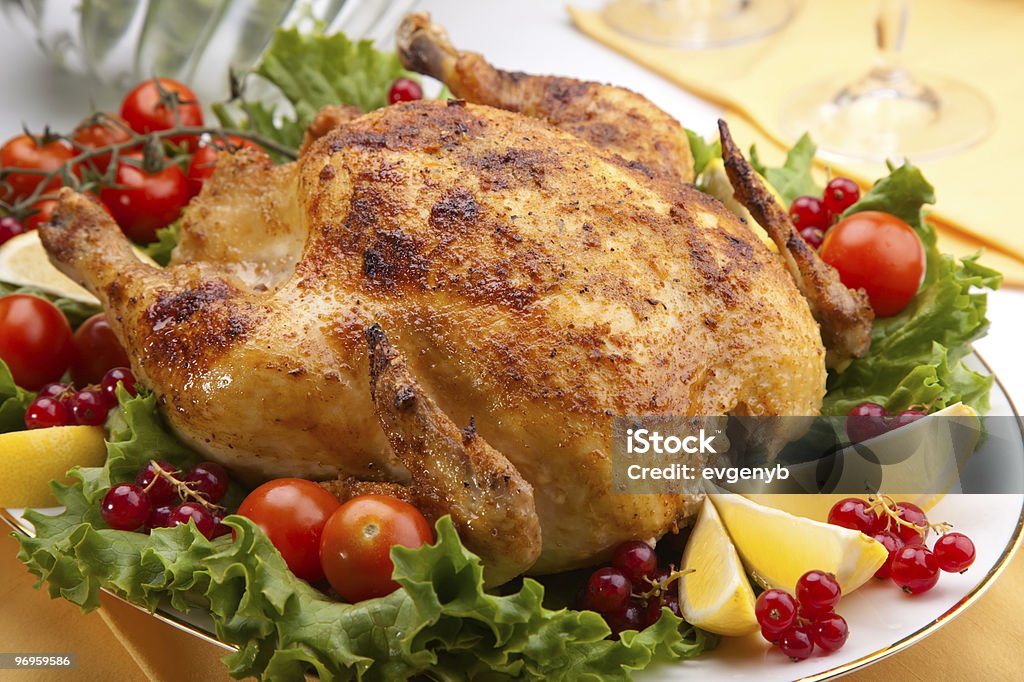 Pollo arrosto al tavolo - Foto stock royalty-free di Arrosto - Cibo cotto