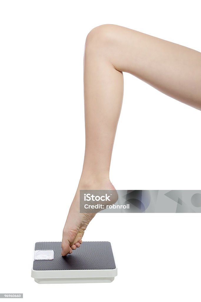 Frau Bein stehend mit den Zehen auf einer Skala - Lizenzfrei Abnehmen Stock-Foto