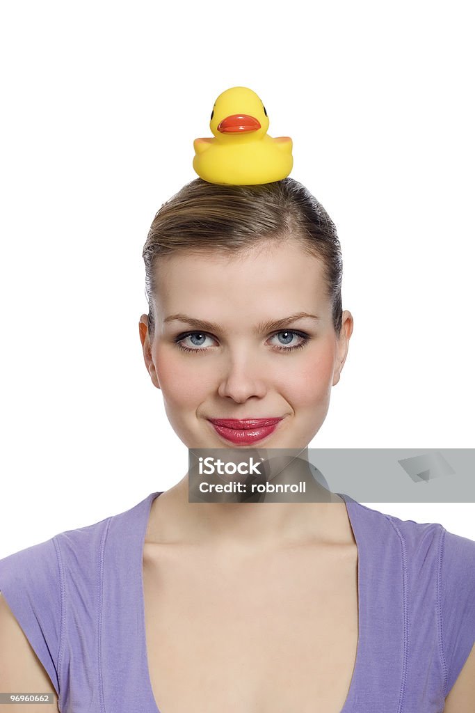 Femme avec un canard en caoutchouc jaune sur la tête - Photo de Adulte libre de droits