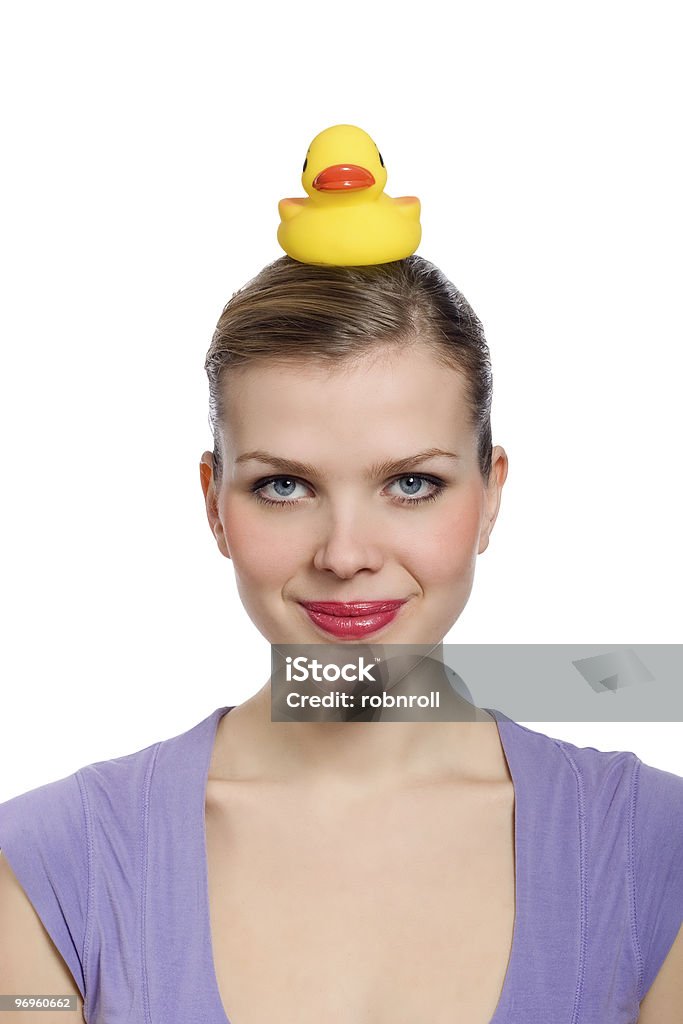 Donna con una Paperella di gomma gialla sulla sua testa - Foto stock royalty-free di Adulto