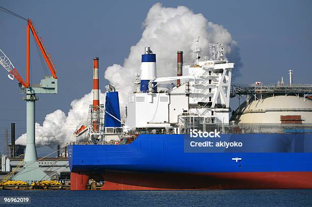 Shipyrad - Fotografias de stock e mais imagens de Fumo - Fumo, Navio Cargueiro, Chaminé de Fábrica