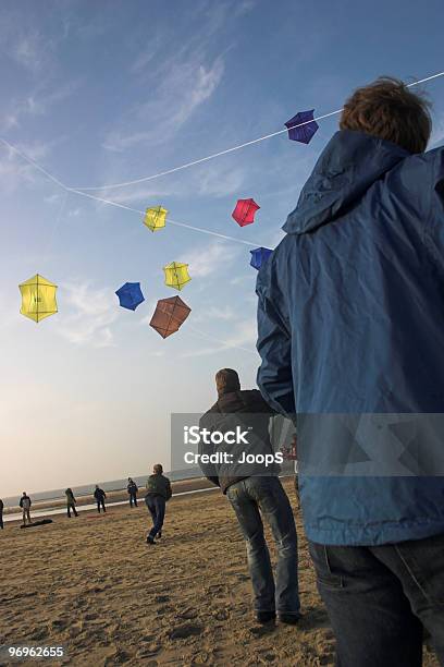 Photo libre de droit de Un Cerfvolant Sur La Plage banque d'images et plus d'images libres de droit de Se battre - Se battre, Activité, Adulte