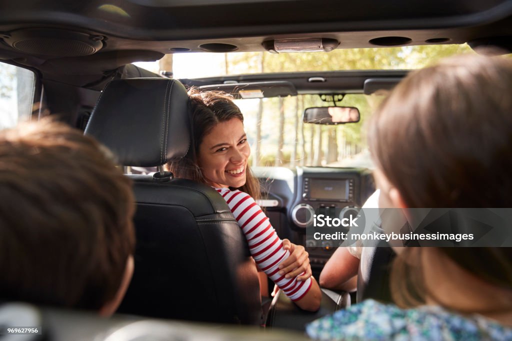 Conducir en coche superior abierto en viaje por carretera de campo de la familia - Foto de stock de Coche libre de derechos