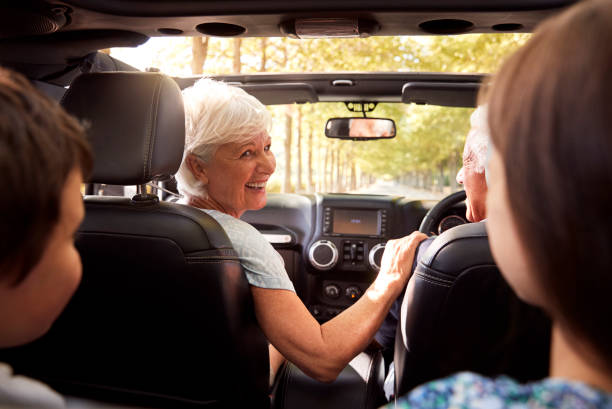 dziadkowie i wnuki jazdy w open top samochód - driving senior adult car women zdjęcia i obrazy z banku zdjęć