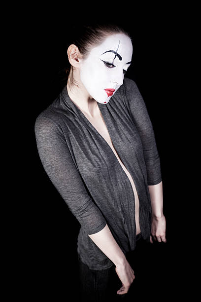 悲しい女性 mime に黒色の背景 - clown mime sadness depression ストックフォトと画像